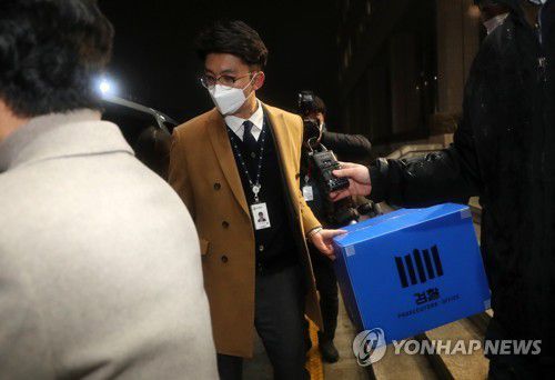 '김학의 출금 사건' 법무부에서 압수품 박스 들고 나오는 검찰(서울=연합뉴스) 홍해인 기자 = 위법성 논란이 불거진 김학의 전 법무부 차관 출국금지 사건을 수사 중인 검찰이 지난 21일 과천정부청사에서 법무부를 상대로 압수수색을 마친 뒤 압수품이 든 박스를 들고 나오고 있다.  hihong@yna.co.kr