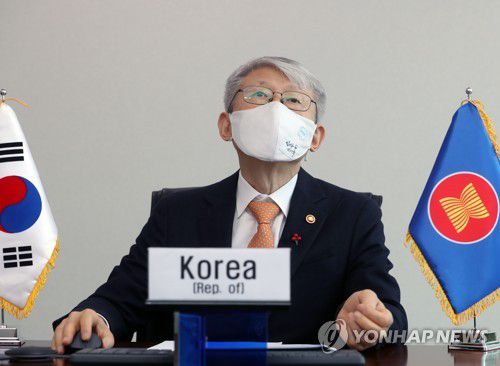 한-아세안 화상회의 참석한 최기영 장관(서울=연합뉴스) 최기영 과학기술정보통신부 장관이 22일 오후 서울 중구 서울중앙우체국에서 화상회의로 개최된 '제1차 한-아세안 디지털장관회의'를 진행하고 있다. 2021.1.22 
    [과학기술정보통신부 제공. 재판매 및 DB 금지] photo@yna.co.kr