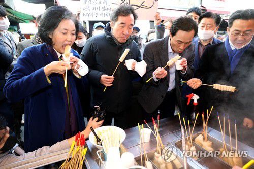 남대문시장 방문해 어묵 먹는 이낙연과 우상호-박영선(서울=연합뉴스) 김인철 기자 = 더불어민주당 이낙연 대표가 23일 오전 서울 중구 남대문시장에서 서울시장 보궐선거 경선에 나서는 우상호 의원(오른쪽 세번째), 박영선 전 중소벤처기업부 장관(왼쪽)과 어묵을 먹고 있다. 2021.1.23 yatoya@yna.co.kr