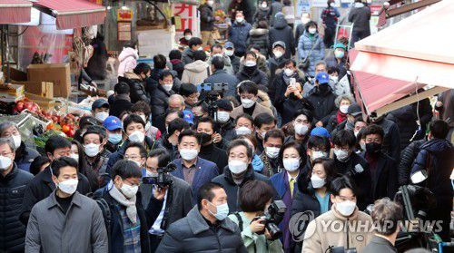 남대문시장 방문한 이낙연과 우상호-박영선(서울=연합뉴스) 김인철 기자 = 더불어민주당 이낙연 대표가 23일 오전 서울 중구 남대문시장에서 서울시장 보궐선거 경선에 나서는 우상호 의원, 박영선 전 중소벤처기업부 장관과 함께 시장을 둘러보고 있다. 2021.1.23 yatoya@yna.co.kr