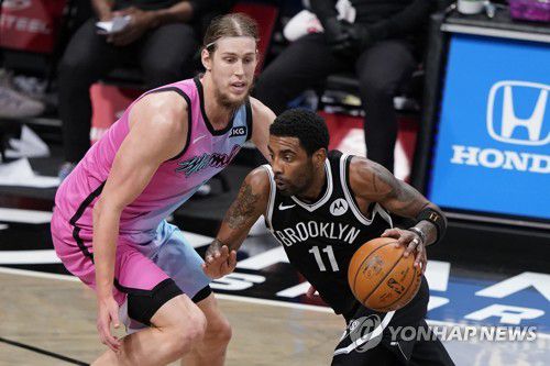 돌파하려는 브루클린의 어빙(오른쪽).[AP=연합뉴스]