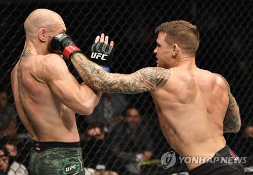 맥그리에게 묵직한 펀치 꽂아 넣는 포이리에(오른쪽)USA 투데이 스포츠=연합뉴스]