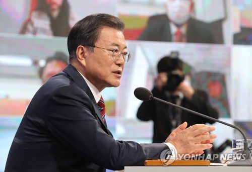 (서울=연합뉴스) 최재구 기자 = 문재인 대통령이 18일 청와대 춘추관에서 열린 신년 기자회견에서 기자의 질문에 답하고 있다.