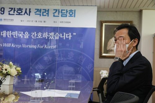 대한간호사협회 찾은 민주당 우상호 의원(서울=연합뉴스) 25일 오후 서울 중구 대한간호사협회를 찾은 더불어민주당 우상호 의원이 간담회 도중 눈물을 흘리고 있다. 2021.1.25. [우상호의원실 제공]