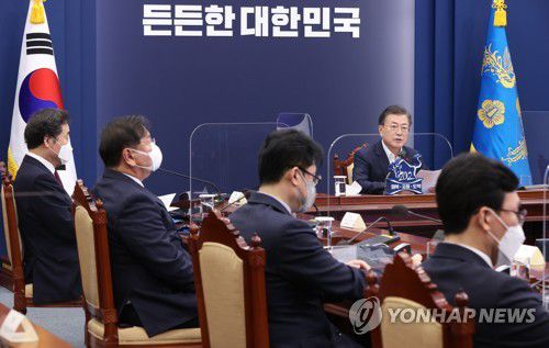 발언하는 문 대통령(서울=연합뉴스) 이진욱 기자 = 문재인 대통령이 25일 오후 청와대에서 열린 복지부·식약처·질병청 2021년 업무보고에서 발언하고 있다. cityboy@yna.co.kr