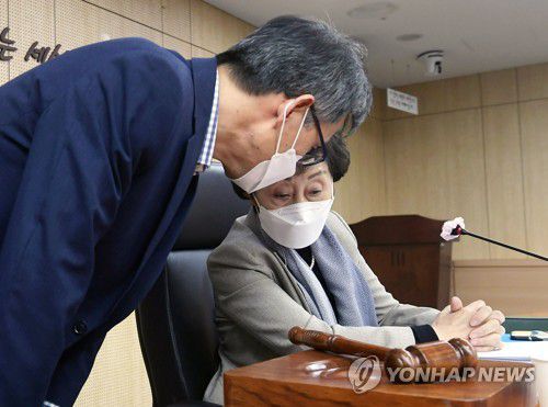 관계자와 대화하는 최영애 국가인권위원장(서울=연합뉴스) 최영애 국가인권위원장(오른쪽)이 25일 서울 중구 국가인권위원회에서 열린 전원위원회에서 관계자와 대화하고 있다.
    이날 인권위는 전 서울시장 성희롱 등 직권조사 결과 보고를 의결 안건으로 상정해 논의했다.[사진공동취재단] photo@yna.co.kr