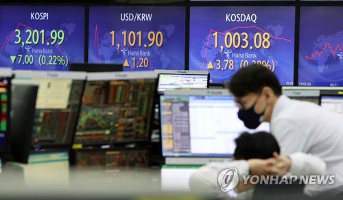 20년만에(서울=연합뉴스) 서명곤 기자 = 26일 오전 서울 중구 하나은행 딜링룸에서 딜러들이 대화하고 있다. 이날 코스닥지수는 2000년 9월 15일(장중 고가 1,037.59) 이후 20년 4개월 만에 1,000선을 넘어서 장을 시작했다. 코스피는 장 초반 약보합세. 2021.1.26 seephoto@yna.co.kr