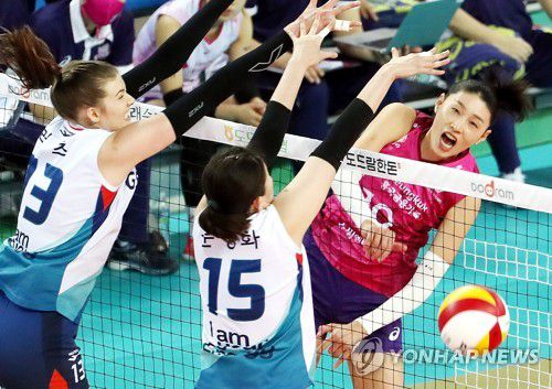 김연경 '빈틈으로 제대로 들어갔어'(인천=연합뉴스) 윤태현 기자 = 26일 인천 계양체육관에서 열린 여자프로배구 인천 흥국생명 핑크스파이더스와 서울 GS칼텍스 KIXX 배구단의 경기. 1세트 흥국생명 김연경(오른쪽 첫 번째)이 스파이크를 하고 있다. 2021.1.26 tomatoyoon@yna.co.kr