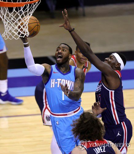 워싱턴과 경기에서 공격을 시도하는 월(하늘색 유니폼).[로이터=연합뉴스] Mandatory Credit: Carmen Mandato/Pool Photo-USA TODAY Sports