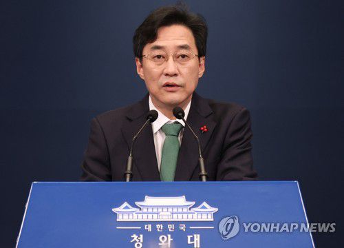 브리핑하는 강민석 청와대 대변인(서울=연합뉴스) 이진욱 기자 = 강민석 청와대 대변인이 27일 오전 청와대 춘추관 대브리핑룸에서 한-우즈베키스탄 화상 정상회담 관련 브리핑을 하고 있다.  cityboy@yna.co.kr