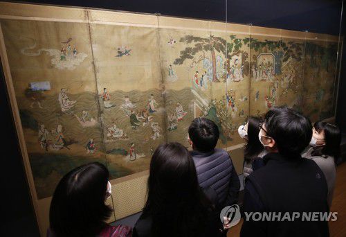 조선왕실 대형 병풍 '요지연도' 첫 공개(서울=연합뉴스) 진연수 기자 = 27일 서울 종로구 국립고궁박물관 궁중서화실에서 관람객들이 조선왕실 병풍 '요지연도'를 살펴보고 있다. 
국립고궁박물관은 지난해 미국에서 50년 만에 귀환해 처음 공개된 너비 5.04m, 세로 2.21m의 대형 병풍 '요지연도'를 포함해 궁중회화의 진가를 고스란히 담은 병풍 세 점을 전시하고 있다. 20 jin90@yna.co.kr