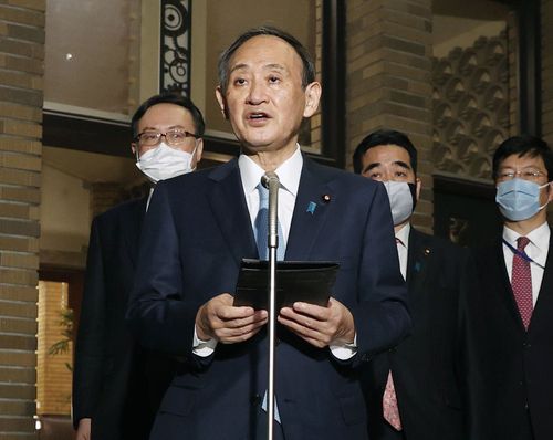 바이든 대통령과의 전화회담 설명하는 스가 총리(도쿄 교도=연합뉴스) 스가 요시히데(菅義偉) 일본 총리가 28일 오전 1시 30분 무렵에 일본 총리 공관에서 기자들에게 조 바이든 미국 대통령과의 전화 회담에 관해 설명하고 있다.