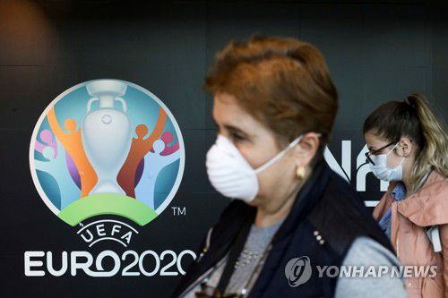 루마니아 부쿠레슈티의 헨리 코안다 공항에 붙은 유로 2020 로고[로이터=연합뉴스]