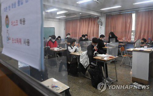 2021학년도 대학수학능력시험일인 지난달 3일 오전 서울 영등포구 여의동 여의도고에서 수험생들이 교사의 안내에 따라 시험 치를 준비를 하고 있다. [연합뉴스 자료사진]