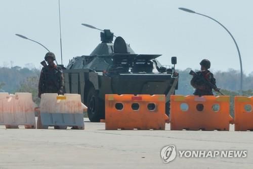 네피도의 의사당으로 향하는 길목을 장갑차 등으로 막은 군인들. 2021.2.1[AFP=연합뉴스]