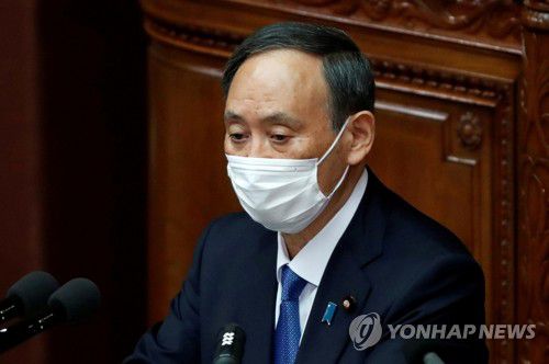 스가 일본 총리(도쿄 로이터=연합뉴스) 스가 요시히데 일본 총리가 지난달 18일 개회한 중의원에 출석해 연설하는 모습. sungok@yna.co.kr