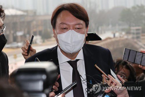 취재진 질문 받는 윤석열 검찰총장(과천=연합뉴스) 류영석 기자 = 윤석열 검찰총장이 1일 오전 박범계 신임 법무부 장관을 예방하기 위해 정부과천청사 법무부로 들어서던 중 취재진의 질문을 받고 있다. 2021.2.1 ondol@yna.co.kr