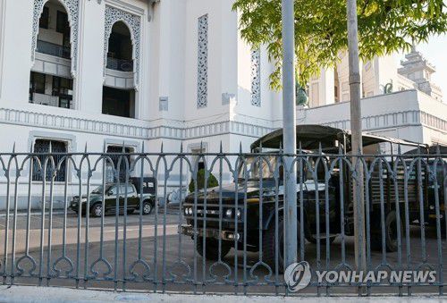 군부 쿠데타 선언 속 미얀마 양곤 시청에 진입한 군 차량(양곤 로이터=연합뉴스) 미얀마 군부가 쿠데타를 선언한 1일(현지시간) 옛 수도 양곤 시청 안에 군 차량이 진주해 있다. 미얀마군은 이날 새벽 TV를 통해 성명을 발표하고 선거 부정에 대응해 아웅산 수치 국가고문 등 정부 고위 인사들을 구금조치 한다면서 "1년간 비상사태를 선포했다"고 밝혔다. sungok@yna.co.kr