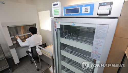 클린벤치 점검하는 의료진(서울=연합뉴스) 김인철 기자 = 1일 서울 중구 국립중앙의료원 코로나19 백신 중앙예방접종센터에서 의료진이 클린벤치를 점검하고 있다. 2021.2.1 yatoya@yna.co.kr