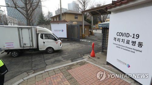 코로나19 백신 유통 모의훈련 참가하는 의약품배송차량(서울=연합뉴스) 김인철 기자 = 1일 오후 서울 중구 국립중앙의료원 코로나19 중앙접종센터에서 신종 코로나바이러스 감염증(코로나19) 백신 안전유통 모의훈련이 진행되고 있다.
    이번 훈련에는 질병관리청과 국방부, 경찰, 관세청, 식품의약품안전처 등이 참여했다. 2021.2.1 yatoya@yna.co.kr