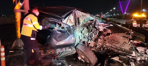 구조물 들이받은 SUV 차량[독자 제공. 재판매 및 DB 금지]