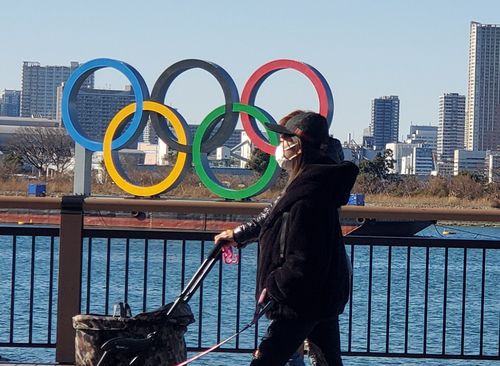 긴급사태 연장…도쿄의 오륜 조형물(도쿄=연합뉴스) 이세원 특파원 = 지난달 31일 일본 도쿄만 해상이 도쿄 올림픽을 상징하는 오륜 조형물이 설치된 가운데 인근 공원에 마스크를 쓴 사람들이 산책을 하고 있다. 일본 정부는 신종 코로나바이러스 감염증(코로나19) 긴급사태를 한달 연장하기로 2일 결정했으며 도쿄올림픽의 개최는 더욱 불투명해졌다.