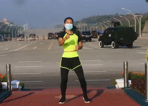 미얀마 의사당 앞 에어로빅 여성…뒤로는 쿠데타 차량[페이스북 Khing Hnin Wai. 재판매 및 DB 금지]
