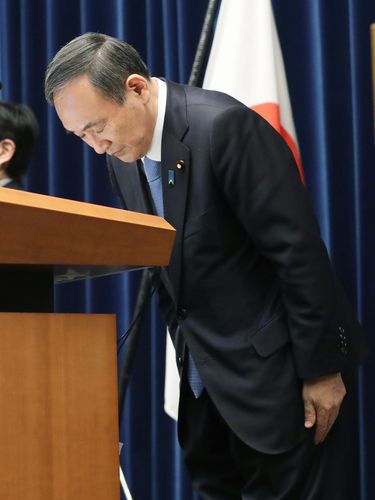 고개 숙여 사과하는 스가 총리(도쿄 교도=연합뉴스) 스가 요시히데(菅義偉) 일본 총리가 2일 오후 일본 총리관저에서 열린 기자회견에서 여당 국회의원들이 신종 코로나바이러스 감염증(코로나19) 긴급사태 와중에 심야에 유흥업소를 방문한 것에 대해 고개를 숙여 사과하고 있다.