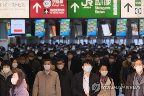 (도쿄 AFP=연합뉴스) 도쿄에 신종 코로나바이러스 감염증(코로나19) 긴급사태가 재발효된 첫날인 지난달 8일 도쿄 시나가와(品川)역에서 직장인들이 출근하고 있다. 코로나19 대응 미숙은 스가 요시히데(菅義偉) 정권의 지지율이 떨어뜨린 핵심 요인 중 하나다.