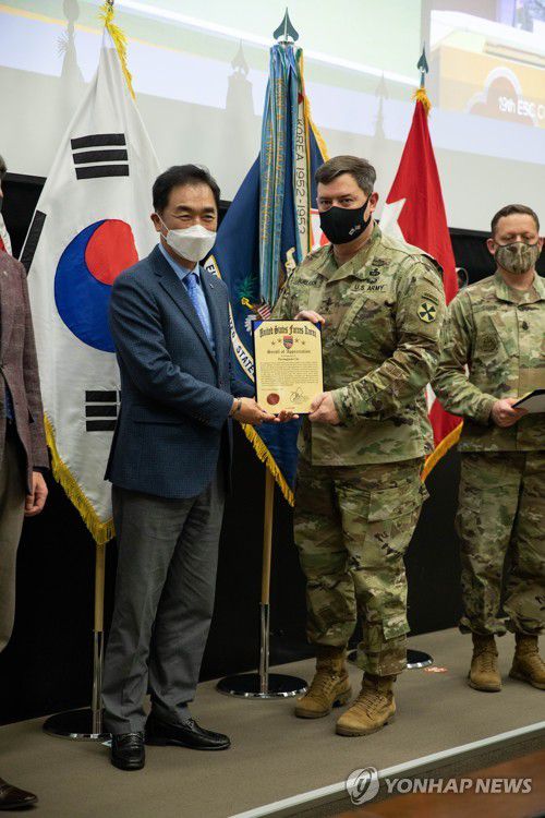 평택시, 주한미군 '2020 좋은 이웃상' 수상(평택=연합뉴스) 경기 평택시는 주한미군사령부가 선정한 '2020 좋은이웃상(2020 Good Neighbor Award)'을 수상했다고 2일 밝혔다. 
    좋은이웃상은 주한미군이 2003년부터 한미 우호관계 증진에 기여한 개인, 기관, 단체에 주는 상으로, 평택시가 수상하기는 이번이 처음이다.
    앞선 1일 평택 미8군사령부에서 열린 시상식에서 정장선 평택시장(왼쪽)과 윌러드 벌레슨 주한미8군 사령관이 상패를 들고 기념촬영을 하고 있다. 2021.1.2 [평택시 제공. 재판매 및 DB 금지] hedgehog@yna.co.kr