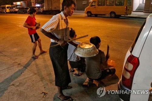 양곤 시민들이 쿠데타 항의 표시로 냄비나 깡통 등을 두들기고 있다. 2021.2.2[AFP=연합뉴스]
