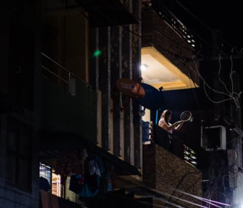 미얀마 쿠데타 반대 뜻으로 소음내는 주민들[트위터 @timmyevans198]