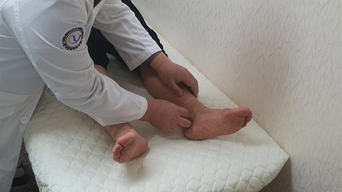 전침 치료 중인 한국한의학연구원 연구진[한국한의학연구원 제공. 재판매 및 DB 금지]