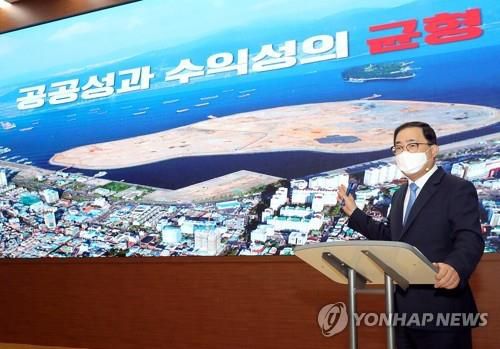 지난해 10월 마산해양신도시 개발방향 밝히는 허성무 창원시장[연합뉴스 자료사진]