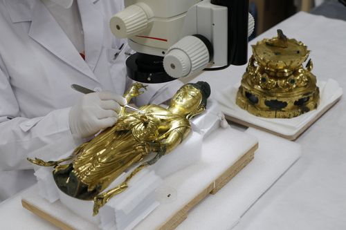 보존처리 과정 중 금동보살입상 녹 제거 모습[국립문화재연구소 제공. 재판매 및 DB 금지]