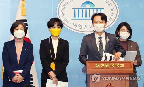 법관 탄핵소추안 발의 회견하는 범여권 의원들(서울=연합뉴스) 진성철 기자 = 열린민주당 강민정(왼쪽부터), 정의당 류호정, 더불어민주당 이탄희, 기본소득당 용혜인 의원이 지난 1일 국회 소통관에서 임성근 법관 탄핵소추안 발의에 관해 기자회견하고 있다.  [연합뉴스 자료사진]