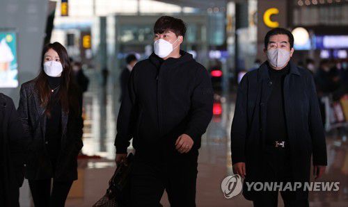 가족들과 공항 들어서는 류현진(영종도=연합뉴스) 김인철 기자 = 미국 프로야구 메이저리그 토론토 블루제이스의 류현진이 3일 오전 인천국제공항 2터미널에서 메이저리그 2021시즌 준비를 위해 출국하고 있다. 2021.2.3 yatoya@yna.co.kr