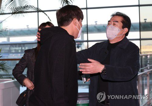 가족들과 인사하며 출국하는 류현진(영종도=연합뉴스) 김인철 기자 = 미국 프로야구 메이저리그 토론토 블루제이스의 류현진이 3일 오전 인천국제공항 2터미널에서 메이저리그 2021시즌 준비를 위해 출국하며 가족들과 인사하고 있다. 2021.2.3 yatoya@yna.co.kr