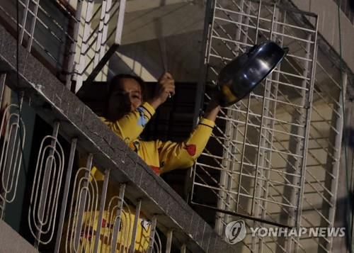 양곤시 주민이 쿠데타 항의 차원에서 냄비를 두드리는 모습. 2021.2.3[EPA=연합뉴스]
