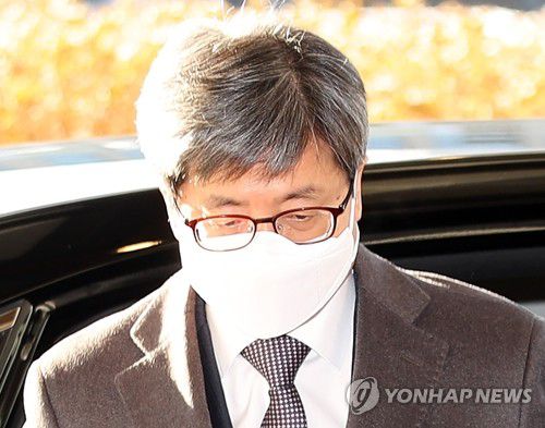 굳은 표정으로 출근하는 김명수 대법원장(서울=연합뉴스) 임헌정 기자 = 김명수 대법원장이 '사법농단'에 연루된 임성근 부산고법 부장판사에 대한 탄핵소추안 표결이 예정된 4일 오전 서울 서초구 대법원으로 출근하고 있다. 
    이날 임성근 부장판사 변호인 측은 김명수 대법원장이 탄핵을 염두에 두고 자신의 사표 수리를 거부했다는 발언을 담은 녹
취록을 공개했다. 2021.2.4 kane@yna.co.kr