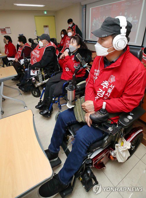 탈시설장애인당 서울시장 보궐선거 기자회견(서울=연합뉴스) 이재희 기자 = 4일 오전 서울 종로구 유리빌딩에서 열린 '서울시장 보궐선거 주요 장애인 정책 발표 기자간담회'에서 탈시설장애인당 이희영 서울시장 예비후보(오른쪽 두번째)이 발언하고 있다. 2021.2.4 scape@yna.co.kr