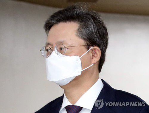 법정 향하는 우병우(서울=연합뉴스) 임헌정 기자 = 2021.2.4 kane@yna.co.kr