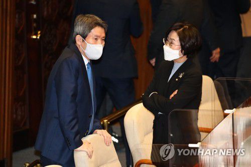 대화하는 김상희 이인영(서울=연합뉴스) 진성철 기자 = 김상희 국회 부의장(오른쪽)과 이인영 통일부 장관이 4일 국회 본회의장에서 대화하고 있다.  2021.2.4 zjin@yna.co.kr