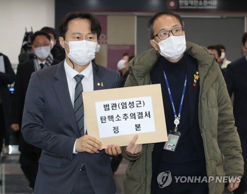 헌재 도착한 탄핵소추 의결서(서울=연합뉴스) 홍해인 기자 = 국회 법제사법위원회 더불어민주당 박주민 의원(오른쪽)과 이탄희 의원이 4일 오후 서울 종로구 재동 헌법재판소 별관에서 임성근 판사 탄핵소추 의결서 정본을 제출하기 위해 민원실로 향하고 있다. 2021.2.4 hihong@yna.co.kr