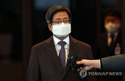 퇴근하며 발언하는 김명수 대법원장(서울=연합뉴스) 김인철 기자 = '사법농단'에 연루된 임성근 부산고법 부장판사에 대한 탄핵소추안이 국회 본회의를 통과한 4일 오후 김명수 대법원장이 서울 서초구 대법원에서 퇴근하며 발언하고 있다. yatoya@yna.co.kr