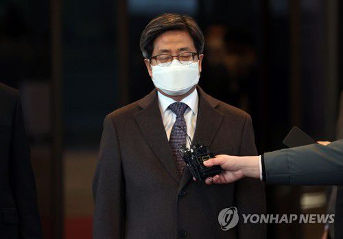 취재진 질문에 답하는 김명수 대법원장(서울=연합뉴스) 김인철 기자 = '사법농단'에 연루된 임성근 부산고법 부장판사에 대한 탄핵소추안이 국회 본회의를 통과한 4일 오후 김명수 대법원장이 서울 서초구 대법원에서 퇴근하며 취재진 질문에 답하고 있다. yatoya@yna.co.kr