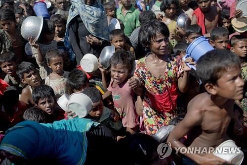 방글라데시 난민캠프의 구호식품 배급소에 몰려든 로힝야족 어린이들. [AP=연합뉴스]