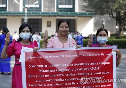 양곤대 교수들이 쿠데타 항의 표시로 '세손가락 경례'를 하고 있다. 2021.2.5[EPA=연합뉴스]