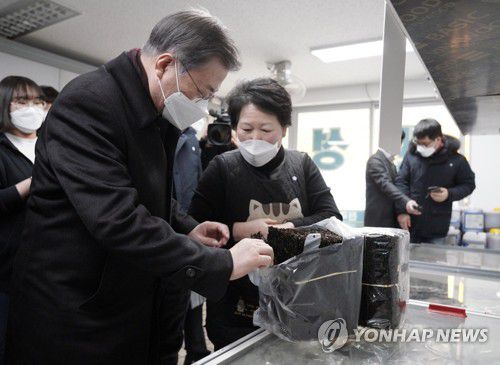 김 구매하는 문재인 대통령(신안=연합뉴스) 이진욱 기자 = 문재인 대통령이 5일 오후 전남 신안군 임자2대교에서 열린 '세계 최대 해상풍력단지 48조 투자협약식'을 마친 뒤 신안젓갈타운을 방문, 김을 구매하고 있다. 2021.2.5 cityboy@yna.co.kr
