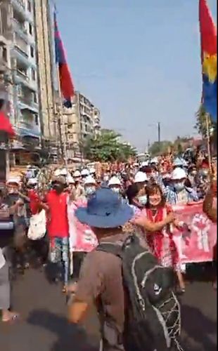 시위대 안아주는 양곤 시민미얀마 양곤 시내에서 6일 진행된 쿠데타 항의 시위 모습. 한 여성이 시위대에 앞장선 여성을 안아주고 있다.
[페이스북 캡처. 재판매 및 DB 금지]